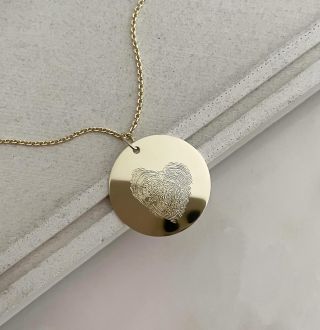 Láska zanechává stopy🤍 Zlatý přívěsek s otisky prstů ve tvaru srdce – jedinečná vzpomínka, která zůstává navždy…💫 Více na:...