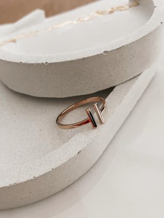 Jednoduchost v dokonalosti✨ Tento minimalistický zlatý prstýnek Audrey dodá vašemu stylu čistou eleganci a nadčasovost....