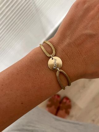 Nejkrásnější šperk? Ten, co nese jméno, které miluješ nejvíc✨ Jemná zlatá stužka a destička s jeho jménem – každý den ti...