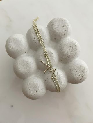 ✨ Klenot s příběhem ✨ Zlatý náhrdelník zdobený dvěma ručně tvarovanými písmeny na přání. Každý kousek vzniká ruční prací s...