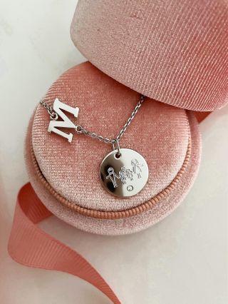✨ Šperk, který vypráví váš příběh ✨ Stříbrný náhrdelník s písmenem dle vašeho přání a přívěskem s motivem, který je vám...