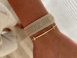 ✨ Úsměv jako šperk ✨ Minimalistický zlatý náramek ve tvaru úsměvu – jemný doplněk, který vám každý den připomene, že krása...