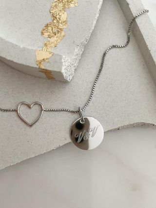 Zlatý náhrdelník s ručně tvarovaným srdcem a přívěskem zdobeným monogramy fontem English✨ Originální kousek, který bude...
