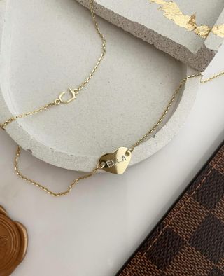 Dárek pro babičku💫 Od milovaných vnuček — s jejich vlastními jmény vyrytými do srdíčka… Protože ty nejcennější dárky...