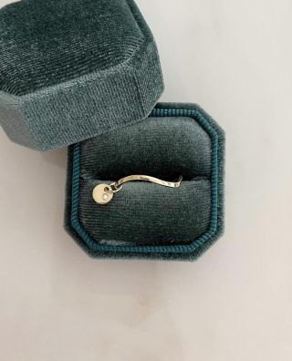 Kroucený zlatý prsten Moses najdete na našem e-shopu také…💫🤍 Více na:...