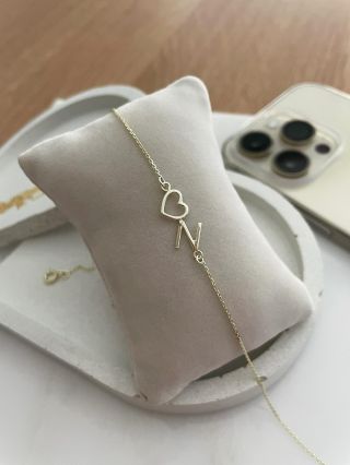 …z lásky🤍 Zlatý náhrdelník najdete na: https://www.e-naramky.eu/zlate-nahrdelniky-s-pismeny/ #zlatynahrdelnik #nahrdelnik...