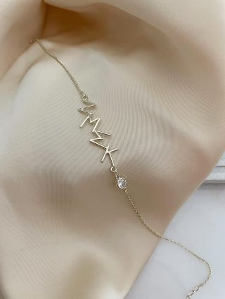 Největší kouzlo mají detaily, které nesou váš příběh…💫 Zlatý náramek na přání ozdobený písmeny a zirkonem… Materiál: Žluté...